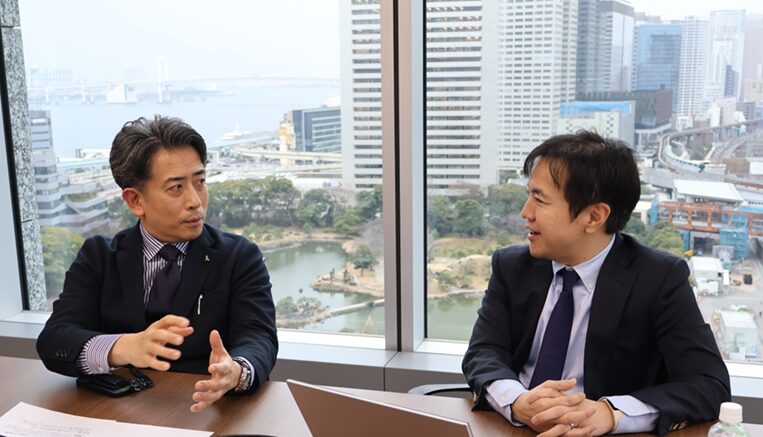 株式会社invox 横井朗氏と株式会社インフォマート 木村慎氏の対談風景